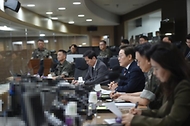 4일 합동참모본부 지휘통제실을 찾은 이재명 대통령이 군사대비태세 현황을 보고받은 뒤 "안보와 국방은 대한민국의 물리적 안전을 지키는 보루"라는 것을 강조하고 있다.