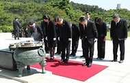 이재명 대통령이 4일 서울 동작구 국립서울현충원 참배로 첫 공식 일정을 시작했다. 이 대통령과 김혜경 여사가 현충탑을 참배하고 있다.