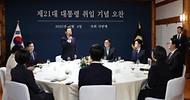 이재명 대통령이 제21대 대통령 취임 기념 오찬에 참석해 발언을 하고 있다.