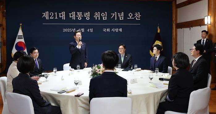 이재명 대통령이 제21대 대통령 취임 기념 오찬에 참석해 발언을 하고 있다.