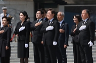 이재명 대통령과 김혜경 여사가 현충탑 참배 뒤 국기에 경례하고 있다.
