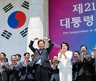 이재명 대통령이 취임선서식을 마치고 국회 잔디광장에 모인 시민들을 향해 인사하고 있다.