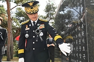 허석곤 소방청장이 6일 오후 충남 천안시 중앙소방학교 소방충혼탑에서 제70회 현충일을 맞아  순직소방인의 위패를 살펴보고 있다.