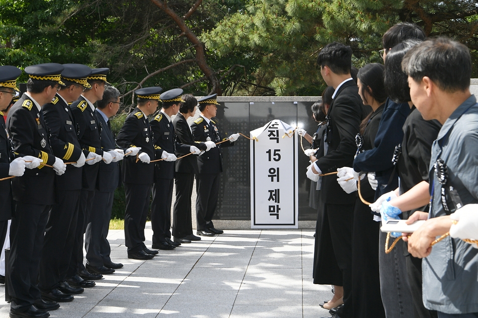허석곤 소방청장이 6일 오후 충남 천안시 중앙소방학교 소방충혼탑에서 제70회 현충일을 맞아  순직소방인 15위에 대한 위패 제막을 하고 있다.