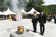 허석곤 소방청장이 6일 오후 충남 천안시 중앙소방학교 소방충혼탑에서 제70회 현충일을 맞아  순직소방인에 대한 경례를 하고 있다.