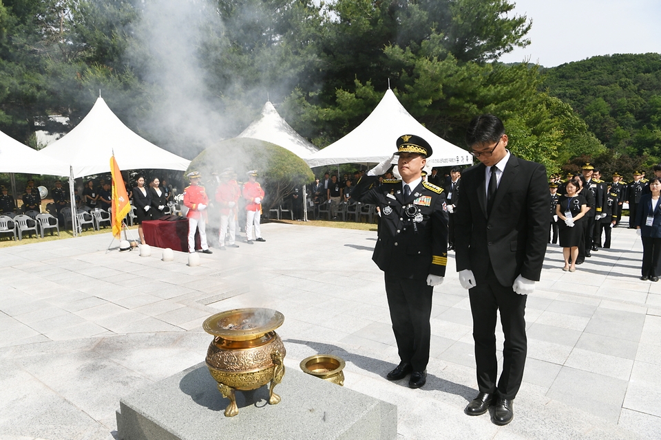 허석곤 소방청장이 6일 오후 충남 천안시 중앙소방학교 소방충혼탑에서 제70회 현충일을 맞아  순직소방인에 대한 경례를 하고 있다.