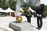 허석곤 소방청장이 6일 오후 충남 천안시 중앙소방학교 소방충혼탑에서 제70회 현충일을 맞아  헌화 및 분향을 하고 있다.