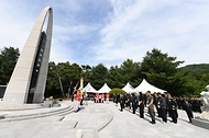 허석곤 소방청장이 6일 오후 충남 천안시 중앙소방학교 소방충혼탑에서 제70회 현충일을 맞아  헌화 및 분향을 하고 있다.