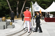 허석곤 소방청장이 6일 오후 충남 천안시 중앙소방학교 소방충혼탑에서 제70회 현충일을 맞아  헌화 및 분향을 하고 있다.