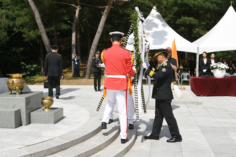 허석곤 소방청장이 6일 오후 충남 천안시 중앙소방학교 소방충혼탑에서 제70회 현충일을 맞아  헌화 및 분향을 하고 있다.