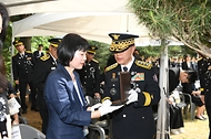 허석곤 소방청장이 6일 오후 충남 천안시 중앙소방학교 소방충혼탑에서 제70회 현충일을 맞아  유가족들에게 공로패를 전달하고 있다.