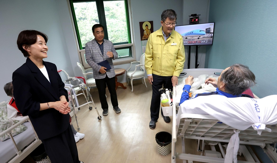 이기일 보건복지부 제1차관은 장마철을 앞두고 사회복지시설의 안전관리 실태를 점검하기 위해 6월 13일(금) 15시, 서울 관악구에 위치한 ‘서울숲요양원’을 방문했다.