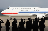 이재명 대통령과 김혜경 여사가 주요 7개국(G7) 정상회의에 참석하기 위해 16일 경기도 성남 서울공항 공군 1호기에서 출국하기 전 인사하고 있다.