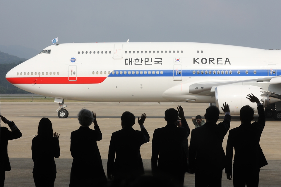 이재명 대통령과 김혜경 여사가 주요 7개국(G7) 정상회의에 참석하기 위해 16일 경기도 성남 서울공항 공군 1호기에서 출국하기 전 인사하고 있다.