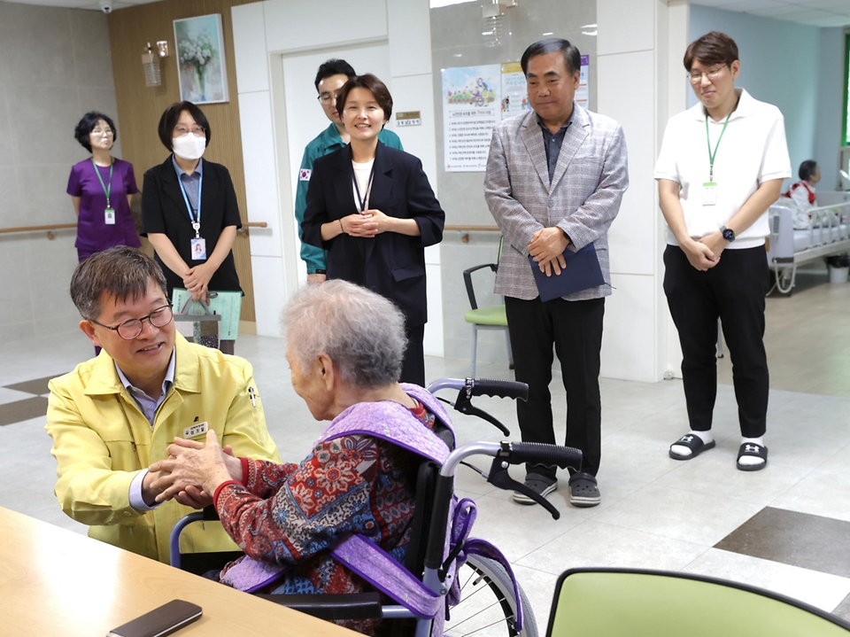 이기일 보건복지부 제1차관은 장마철을 앞두고 사회복지시설의 안전관리 실태를 점검하기 위해 6월 13일(금) 15시, 서울 관악구에 위치한 '서울숲요양원'을 방문했다.