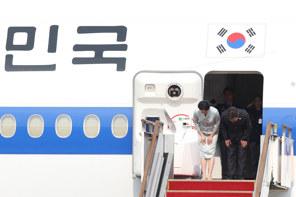 이재명 대통령과 김혜경 여사가 주요 7개국(G7) 정상회의에 참석하기 위해 16일 경기도 성남 서울공항 공군 1호기에서 출국하기 전 인사하고 있다.