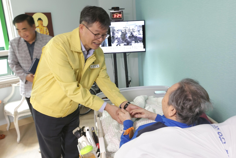 이기일 보건복지부 제1차관은 장마철을 앞두고 사회복지시설의 안전관리 실태를 점검하기 위해 6월 13일(금) 15시, 서울 관악구에 위치한 ‘서울숲요양원’을 방문했다.