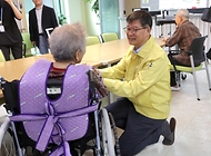 이기일 보건복지부 제1차관은 장마철을 앞두고 사회복지시설의 안전관리 실태를 점검하기 위해 6월 13일(금) 15시, 서울 관악구에 위치한 '서울숲요양원'을 방문했다.