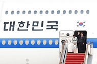 이재명 대통령과 김혜경 여사가 주요 7개국(G7) 정상회의에 참석하기 위해 16일 경기도 성남 서울공항 공군 1호기에서 출국하기 전 인사하고 있다.