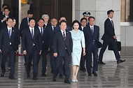 이재명 대통령과 김혜경 여사가 주요 7개국(G7) 정상회의에 참석하기 위해 16일 경기도 성남 서울공항 공군 1호기에서 출국하기 전 인사하고 있다.