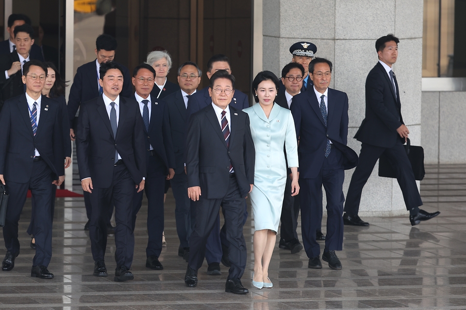 이재명 대통령과 김혜경 여사가 주요 7개국(G7) 정상회의에 참석하기 위해 16일 경기도 성남 서울공항 공군 1호기에서 출국하기 전 인사하고 있다.