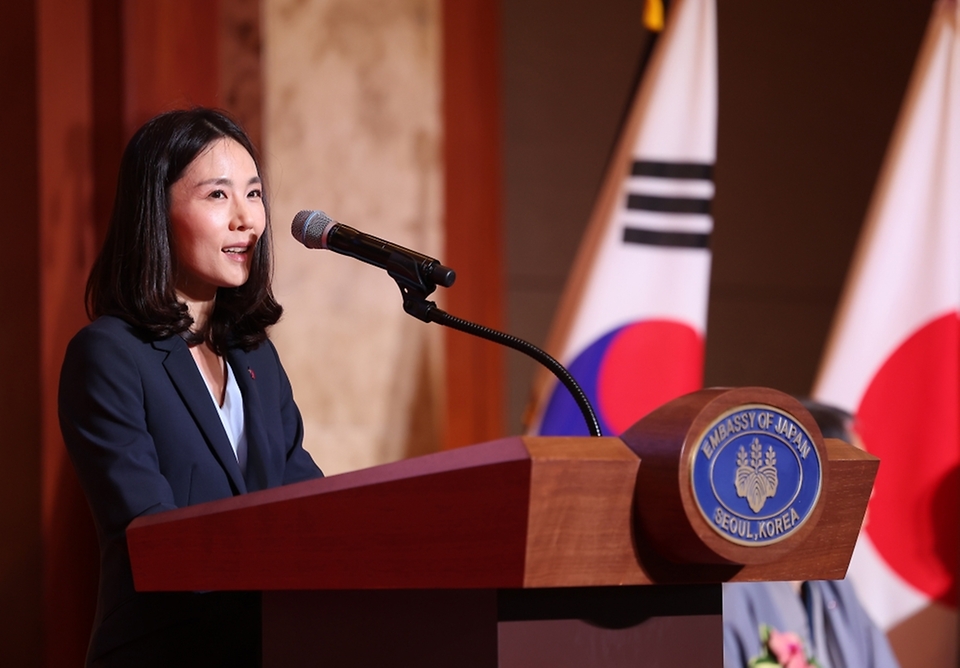 6.16.(월) 서울 롯데호텔에서 한일 국교정상화 60주년 기념 리셉션이 개최되었습니다. 김진아 외교부 2차관은 인사말을 통해 그간 한일 관계의 발전은 양국 국민들이 쌓아온 신뢰와 교류를 바탕으로 만들어 낸 것이라고 하고, 한일 관계의 안정적이고 미래지향적인 발전을 위해 노력해 나가겠다고 하였습니다.