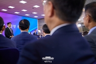 이재명 대통령이 4일 서울 여의도 국회에서 열린 제21대 대통령 취임식에서 취임선서를 하고 있다.