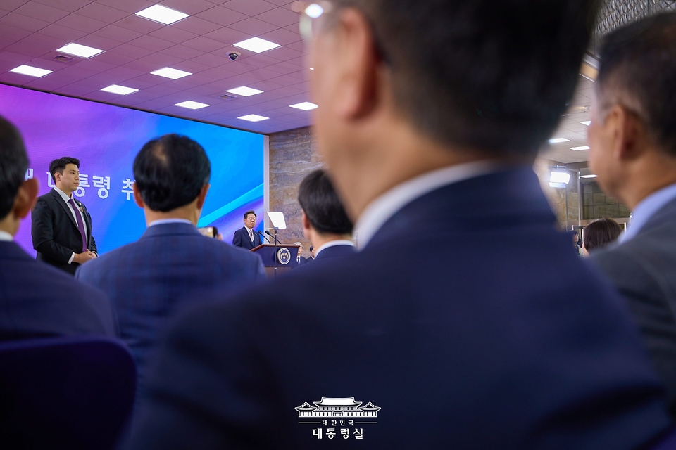이재명 대통령이 4일 서울 여의도 국회에서 열린 제21대 대통령 취임식에서 취임선서를 하고 있다.