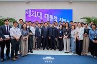 이재명 대통령이 10일 서울 용산 대통령실 청사 구내식당에서 점심 식사를 마친 뒤 마주친 출입기자들과 기념촬영을 촬영하고 있다.