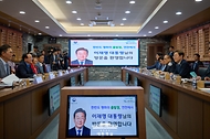 이재명 대통령이 13일 경기도 연천군청에서 김덕현 연천군수 등 군청 관계자들과 기본소득 실시지역 현황 점검 간담회를 갖고 있다.