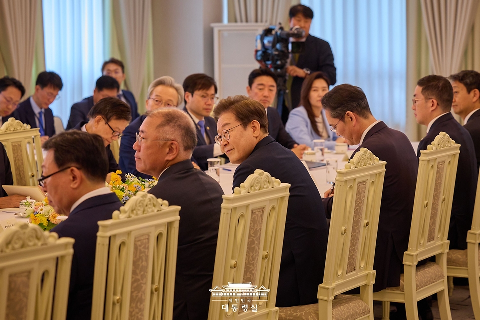 이재명 대통령이 13일 서울 용산 대통령실에서 열린 6경제단체·기업인 간담회를 하고 있다.