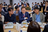 이재명 대통령이 11일 서울 용산 대통령실 기자식당에서 출입기자들과 함께 점심식사를 하며 대화를 나누고 있다.