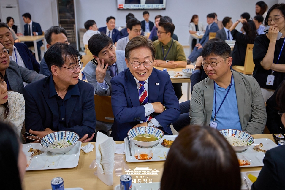 이재명 대통령이 11일 서울 용산 대통령실 기자식당에서 출입기자들과 함께 점심식사를 하며 대화를 나누고 있다.