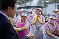 이재명 대통령이 10일 서울 용산 대통령실 청사 구내식당을 방문해 관계자들과 대화를 하고 있다.