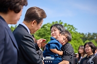 이재명 대통령과 김혜경 여사가 6일 서울 동작구 국립서울현충원에서 열린 70회 현충일 추념식에서 참석자들과 인사를 하고 있다.