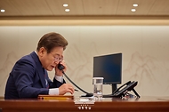 이재명 대통령이 11일 서울 용산 대통령실에서 전화 통화를 하고 있다.