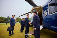 이재명 대통령이 13일 경기도 연천군 육군 25사단 비룡전망대 방문을 위해 전용 헬기에 탑승하며 승무원과 인사를 나누고 있다.