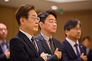 이재명 대통령이 9일 서울 용산 대통령실 청사에서 열린 2차 비상경제점검 태스크포스(TF)회의에서 국기에 경례하고 있다.