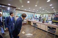 이재명 대통령이 13일 경기도 파주시 장단면 행정복지센터에서 직원들과 인사를 나누고 있다.