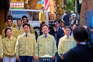이재명 대통령이 12일 서울 용산구 이태원 참사 현장을 찾아 '10·29 기억과 안전의 길'을 둘러보고 있다.