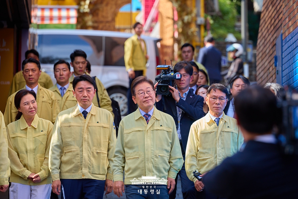 이재명 대통령이 12일 서울 용산구 이태원 참사 현장을 찾아 '10·29 기억과 안전의 길'을 둘러보고 있다.