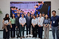 이재명 대통령이 10일 서울 용산 대통령실 청사 구내식당에서 점심 식사를 마친 뒤 마주친 출입기자들과 기념촬영을 촬영하고 있다.
