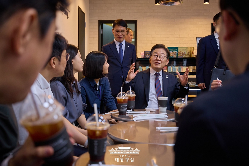 이재명 대통령이 10일 서울 용산 대통령실 청사 구내식당에서 점심 식사를 마친 뒤, 구내 매점에서 출입기자단과 즉석 차담회를 가지고 있다.