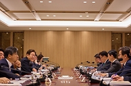 이재명 대통령이 9일 서울 용산 대통령실 청사에서 열린 2차 비상경제점검 태스크포스(TF)회의를 주재하고 있다.