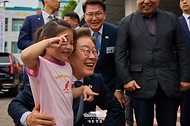 이재명 대통령이 13일 기본소득 실시지역 현황점검을 위해 방문한 경기도 연천군에서 어린이와 인사를 나누고 있다.