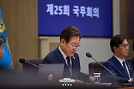 이재명 대통령이 10일 서울 용산 대통령실에서 열린 국무회의에서 발언하고 있다.