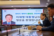 이재명 대통령이 13일 경기도 연천군청에서 김덕현 연천군수 등 군청 관계자들과 기본소득 실시지역 현황 점검 간담회를 갖고 있다.