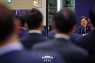 이재명 대통령이 11일 서울 영등포구 한국거래소에서 열린 주식시장 불공정거래 근절을 위한 현장 간담회에서 참석자 질문을 듣고 있다.