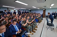 이재명 대통령이 13일 경기도 연천군 육군 25사단 비룡전망대를 방문해 격려사를 하고 있다.