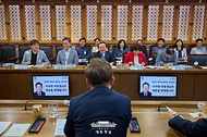 이재명 대통령이 13일 경기도 연천군청에서 김덕현 연천군수 등 군청 관계자들과 기본소득 실시지역 현황 점검 간담회를 갖고 있다.